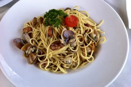 Spaghetti alle vongole to pyszny makaron oblepiony niezwykłym sosem powstałym z oliwy, czosnku i wody morskiej z małż podany ze świeżymi małżami w muszlach.