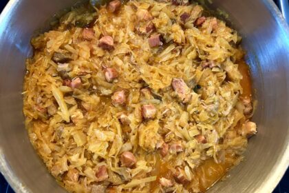 Bigos babci to danie przygotowane z kapusty kiszonej i kapusty słodkiej z wieprzowiną, kiełbasą, wędzonym boczkiem i suszonymi grzybami.