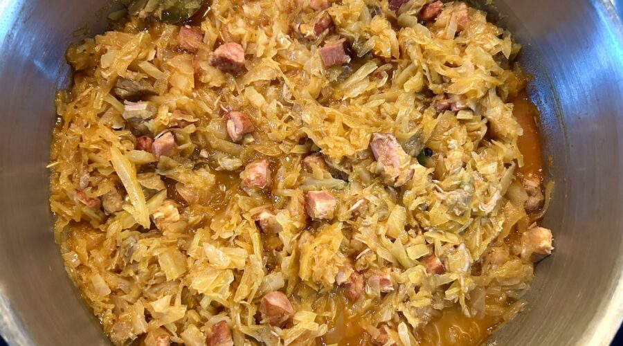 Bigos babci to danie przygotowane z kapusty kiszonej i kapusty słodkiej z wieprzowiną, kiełbasą, wędzonym boczkiem i suszonymi grzybami.