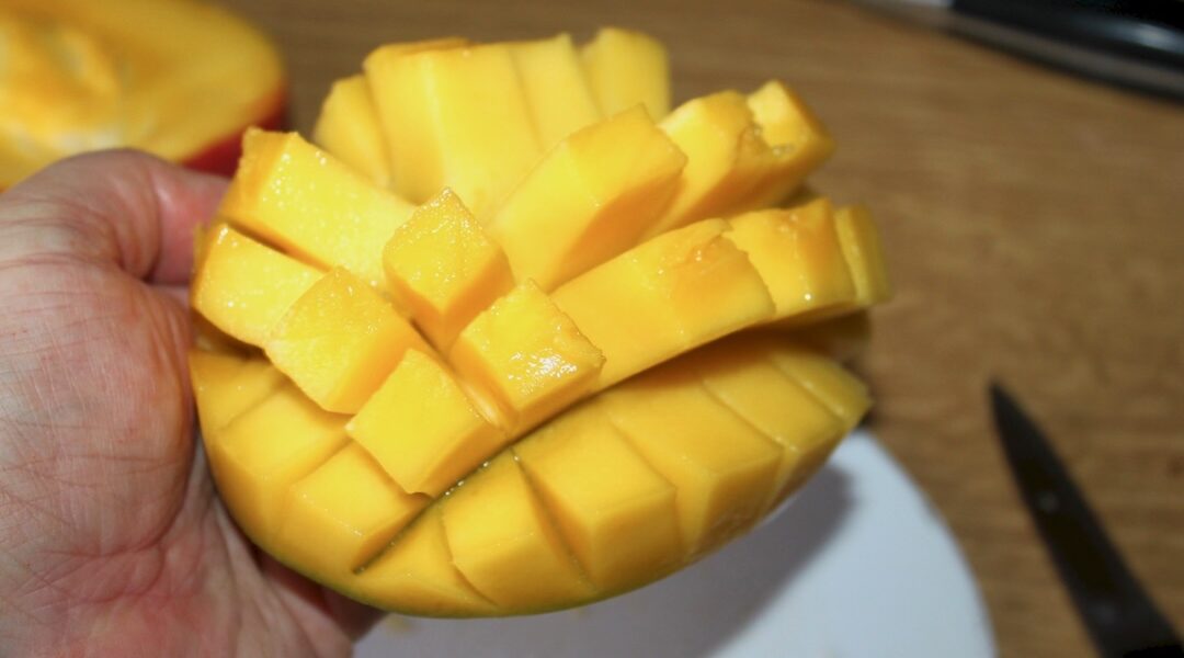 Owoc mango pokrojony w drobną kostkę i uformowany w tzw. jeżyka