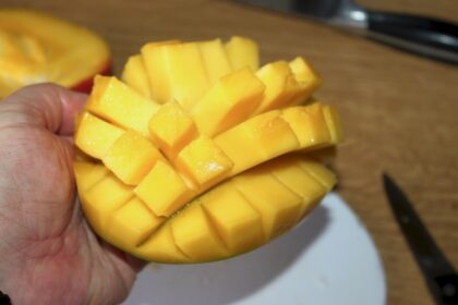 Owoc mango pokrojony w drobną kostkę i uformowany w tzw. jeżyka