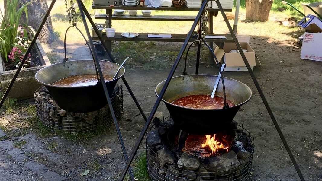 Węgierska zupa gulaszowa gotowana w kociołku nad ogniem