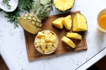 jak obrać ananasa i pokroić go na kawałki